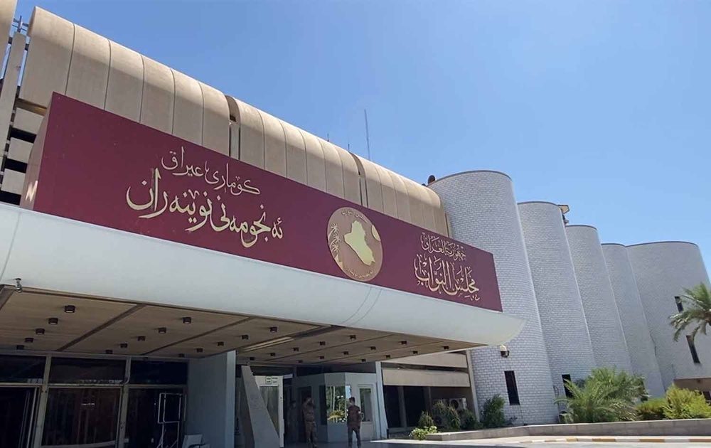 مانگایەک ڕێی کەوتە کۆشکەوە نابێ بە سەرۆک، کۆشکەکە ئەبێ بە گەوڕ*
